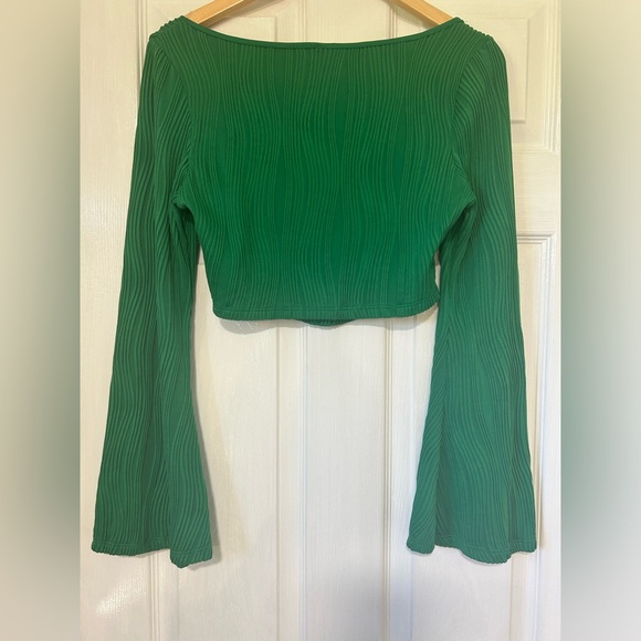 2/$20 Woman’s Medium Green CropTop Longsleeve - Picture 3 of 4